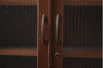 レトロ家具　昭和中期　モールガラス入り　大振りで薄型サイズのレトロな本箱(キャビネット、収納棚、戸棚)(R-043639)