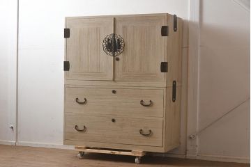 ビンテージ家具　昭和後期　衣装盆付き　品のある佇まいが魅力の重ね箪笥(衣装箪笥、着物箪笥、和タンス)(R-043640)