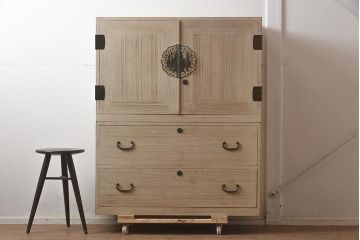 ビンテージ家具　昭和後期　衣装盆付き　品のある佇まいが魅力の重ね箪笥(衣装箪笥、着物箪笥、和タンス)(R-043640)