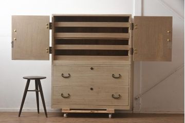 ビンテージ家具　昭和後期　衣装盆付き　品のある佇まいが魅力の重ね箪笥(衣装箪笥、着物箪笥、和タンス)(R-043640)