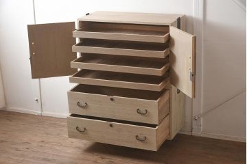 ビンテージ家具　昭和後期　衣装盆付き　品のある佇まいが魅力の重ね箪笥(衣装箪笥、着物箪笥、和タンス)(R-043640)