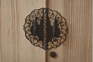 ビンテージ家具　昭和後期　衣装盆付き　品のある佇まいが魅力の重ね箪笥(衣装箪笥、着物箪笥、和タンス)(R-043640)