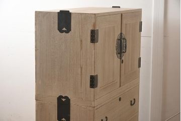 ビンテージ家具　昭和後期　衣装盆付き　品のある佇まいが魅力の重ね箪笥(衣装箪笥、着物箪笥、和タンス)(R-043640)