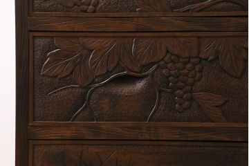 中古　ビンテージ　伝統工芸　軽井沢彫り　葡萄の図　意匠が凝らされたチェスト(箪笥、タンス)(R-043690)