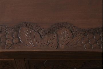 中古　ビンテージ　伝統工芸　軽井沢彫り　葡萄の図　意匠が凝らされたチェスト(箪笥、タンス)(R-043690)