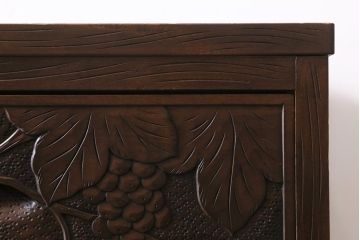 中古　ビンテージ　伝統工芸　軽井沢彫り　葡萄の図　意匠が凝らされたチェスト(箪笥、タンス)(R-043690)