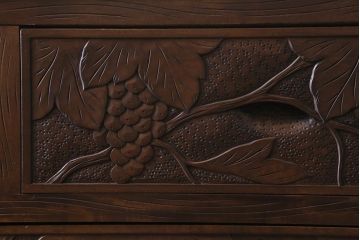 中古　ビンテージ　伝統工芸　軽井沢彫り　葡萄の図　意匠が凝らされたチェスト(箪笥、タンス)(R-043690)