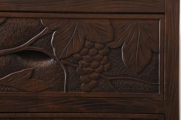 中古　ビンテージ　伝統工芸　軽井沢彫り　葡萄の図　意匠が凝らされたチェスト(箪笥、タンス)(R-043690)