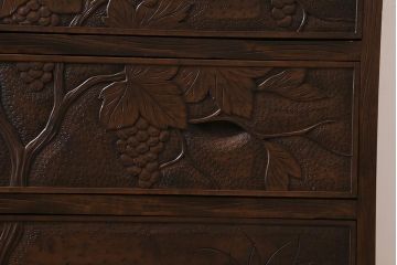 中古　ビンテージ　伝統工芸　軽井沢彫り　葡萄の図　意匠が凝らされたチェスト(箪笥、タンス)(R-043690)