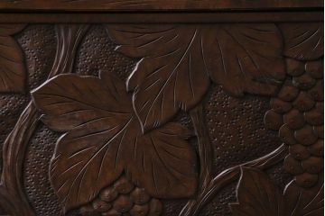 中古　ビンテージ　伝統工芸　軽井沢彫り　葡萄の図　意匠が凝らされたチェスト(箪笥、タンス)(R-043690)