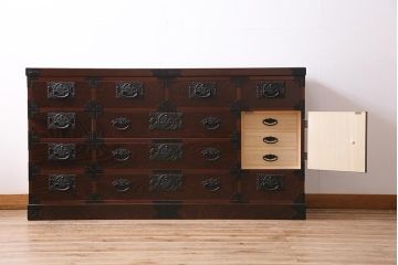 中古　民芸家具　牡丹金具が存在感を引き立てる横長タンス(整理箪笥、衣装箪笥)(R-043695)