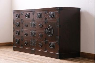 中古　民芸家具　牡丹金具が存在感を引き立てる横長タンス(整理箪笥、衣装箪笥)(R-043695)