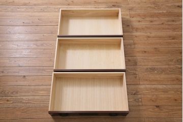 中古　民芸家具　牡丹金具が存在感を引き立てる横長タンス(整理箪笥、衣装箪笥)(R-043695)