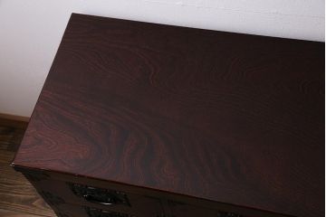 中古　民芸家具　牡丹金具が存在感を引き立てる横長タンス(整理箪笥、衣装箪笥)(R-043695)
