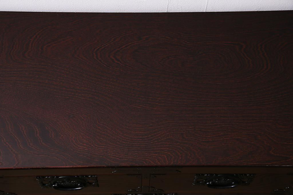 中古　民芸家具　牡丹金具が存在感を引き立てる横長タンス(整理箪笥、衣装箪笥)(R-043695)