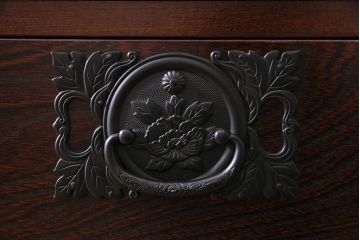 中古　民芸家具　牡丹金具が存在感を引き立てる横長タンス(整理箪笥、衣装箪笥)(R-043695)