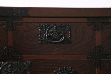 中古　民芸家具　牡丹金具が存在感を引き立てる横長タンス(整理箪笥、衣装箪笥)(R-043695)