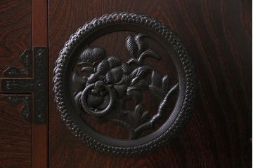 中古　民芸家具　牡丹金具が存在感を引き立てる横長タンス(整理箪笥、衣装箪笥)(R-043695)