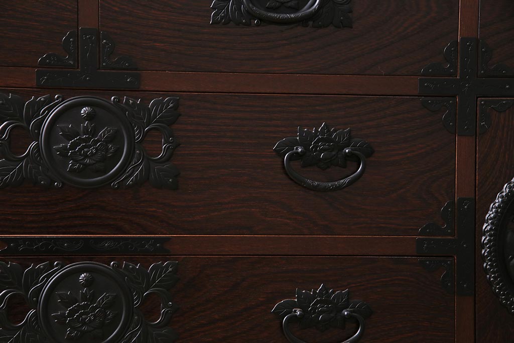 中古　民芸家具　牡丹金具が存在感を引き立てる横長タンス(整理箪笥、衣装箪笥)(R-043695)