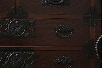 中古　民芸家具　牡丹金具が存在感を引き立てる横長タンス(整理箪笥、衣装箪笥)(R-043695)