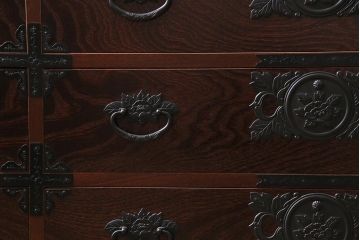 中古　民芸家具　牡丹金具が存在感を引き立てる横長タンス(整理箪笥、衣装箪笥)(R-043695)
