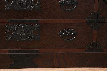 中古　民芸家具　牡丹金具が存在感を引き立てる横長タンス(整理箪笥、衣装箪笥)(R-043695)