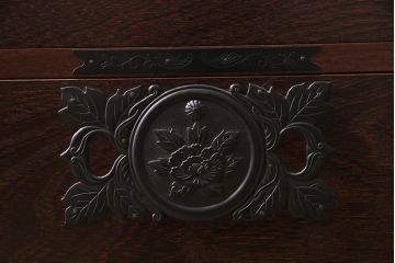 中古　民芸家具　牡丹金具が存在感を引き立てる横長タンス(整理箪笥、衣装箪笥)(R-043695)