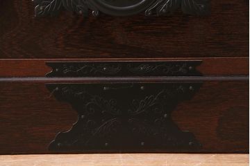 中古　民芸家具　牡丹金具が存在感を引き立てる横長タンス(整理箪笥、衣装箪笥)(R-043695)