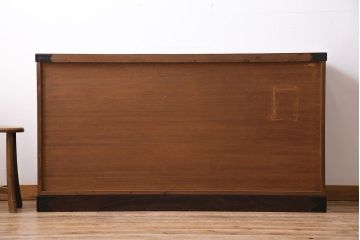 中古　民芸家具　牡丹金具が存在感を引き立てる横長タンス(整理箪笥、衣装箪笥)(R-043695)