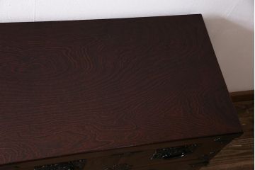 中古　民芸家具　牡丹金具が存在感を引き立てる横長タンス(整理箪笥、衣装箪笥)(R-043695)