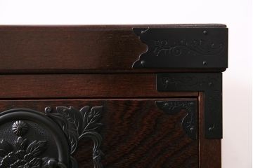 中古　民芸家具　牡丹金具が存在感を引き立てる横長タンス(整理箪笥、衣装箪笥)(R-043695)