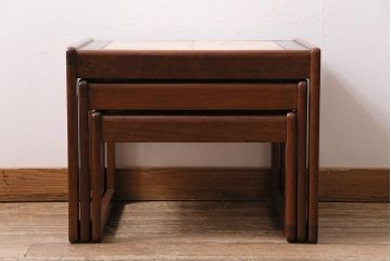 ヴィンテージ家具　イギリスビンテージ　チーク材　タイルトップ　ミッドセンチュリーな雰囲気漂うネストテーブル(サイドテーブル)(R-043696)