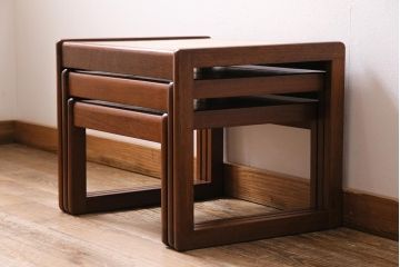ヴィンテージ家具　イギリスビンテージ　チーク材　タイルトップ　ミッドセンチュリーな雰囲気漂うネストテーブル(サイドテーブル)(R-043696)