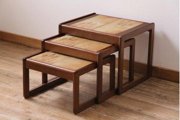 ヴィンテージ家具　イギリスビンテージ　チーク材　タイルトップ　ミッドセンチュリーな雰囲気漂うネストテーブル(サイドテーブル)(R-043696)