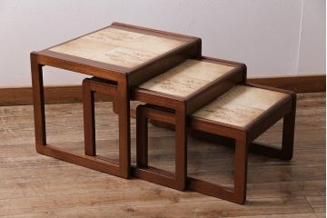 ヴィンテージ家具　イギリスビンテージ　チーク材　タイルトップ　ミッドセンチュリーな雰囲気漂うネストテーブル(サイドテーブル)(R-043696)