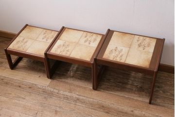 ヴィンテージ家具　イギリスビンテージ　チーク材　タイルトップ　ミッドセンチュリーな雰囲気漂うネストテーブル(サイドテーブル)(R-043696)