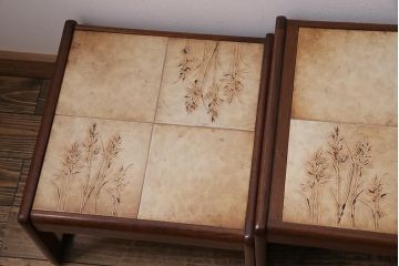 ヴィンテージ家具　イギリスビンテージ　チーク材　タイルトップ　ミッドセンチュリーな雰囲気漂うネストテーブル(サイドテーブル)(R-043696)