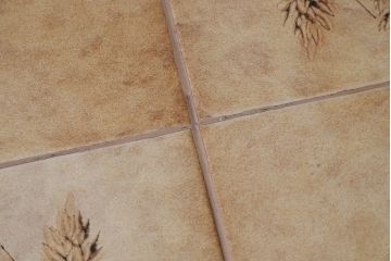 ヴィンテージ家具　イギリスビンテージ　チーク材　タイルトップ　ミッドセンチュリーな雰囲気漂うネストテーブル(サイドテーブル)(R-043696)