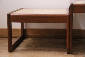 ヴィンテージ家具　イギリスビンテージ　チーク材　タイルトップ　ミッドセンチュリーな雰囲気漂うネストテーブル(サイドテーブル)(R-043696)