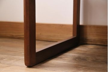 ヴィンテージ家具　イギリスビンテージ　チーク材　タイルトップ　ミッドセンチュリーな雰囲気漂うネストテーブル(サイドテーブル)(R-043696)