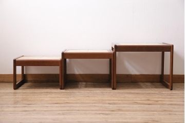 ヴィンテージ家具　イギリスビンテージ　チーク材　タイルトップ　ミッドセンチュリーな雰囲気漂うネストテーブル(サイドテーブル)(R-043696)