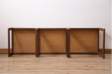 ヴィンテージ家具　イギリスビンテージ　チーク材　タイルトップ　ミッドセンチュリーな雰囲気漂うネストテーブル(サイドテーブル)(R-043696)