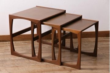 ヴィンテージ家具　北欧ビンテージ　G-PLAN(ジープラン)　チーク材　温かみのある木味が魅力のネストテーブル(サイドテーブル)(R-043697)
