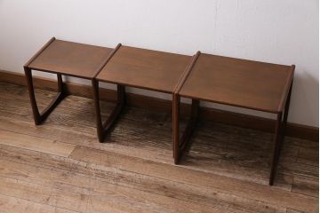 ヴィンテージ家具　北欧ビンテージ　G-PLAN(ジープラン)　チーク材　温かみのある木味が魅力のネストテーブル(サイドテーブル)(R-043697)