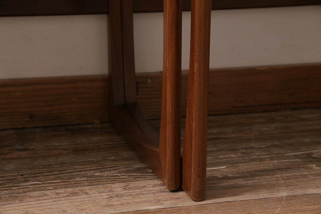 ヴィンテージ家具　北欧ビンテージ　G-PLAN(ジープラン)　チーク材　温かみのある木味が魅力のネストテーブル(サイドテーブル)(R-043697)