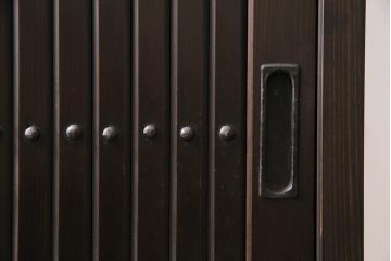ラフジュ工房オリジナル　古建具リメイク　前板栗材　引き出し付き　和モダンな脚付きキャビネット(水屋、収納棚、戸棚)(R-043699)