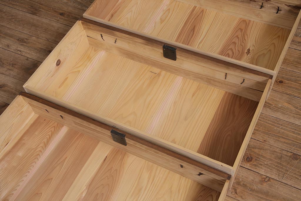 ビンテージ家具　昭和中期　天板リメイク　前面桐材　金具がおしゃれな脚付きチェスト(リビングボード、引き出し、衣装箪笥、タンス)(R-043703)