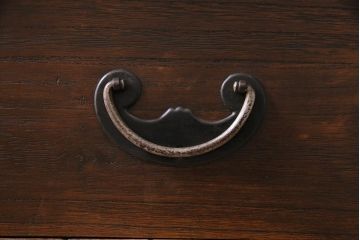 ビンテージ家具　昭和中期　天板リメイク　前面桐材　金具がおしゃれな脚付きチェスト(リビングボード、引き出し、衣装箪笥、タンス)(R-043703)