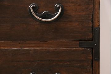 ビンテージ家具　昭和中期　天板リメイク　前面桐材　金具がおしゃれな脚付きチェスト(リビングボード、引き出し、衣装箪笥、タンス)(R-043703)