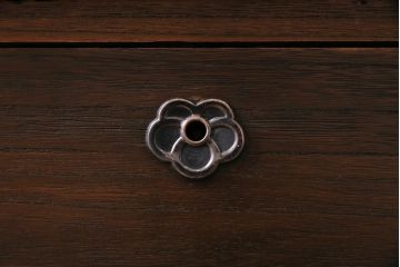 ビンテージ家具　昭和中期　天板リメイク　前面桐材　金具がおしゃれな脚付きチェスト(リビングボード、引き出し、衣装箪笥、タンス)(R-043703)